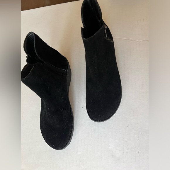 KENNETH COLE REACTION BLACK SUEDE ANKLE BOOTS - Picture 4 of 4